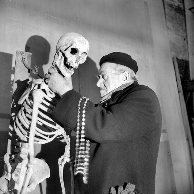 Сцена из спектакля<b> </b>«Игра тайны и смерти» театра «Гран-Гиньоль», 1947 год