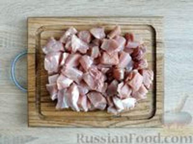 Фото приготовления рецепта: Тушёная картошка с мясом, грибами и сметаной - шаг №4