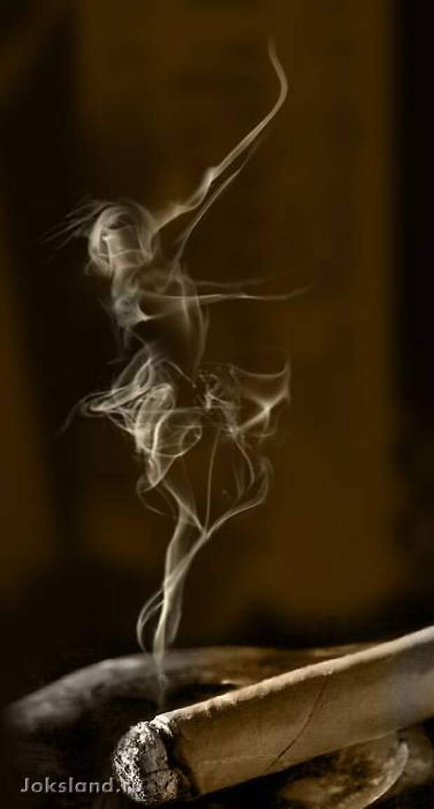 Струйки дыма тянулись навстречу брызгам. Дым сигарет. Дымящая сигарета. Сигаретный дым. Девушка из сигаретного дыма.