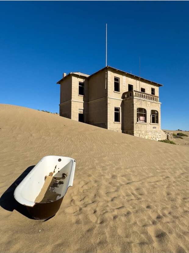 Колманскоп (Kolmanskop) — знаменитый город-призрак в Намибии.
