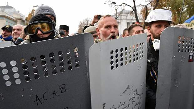 Бойцы батальона Донбасс во время митинга у здания Верховной рады Украины
