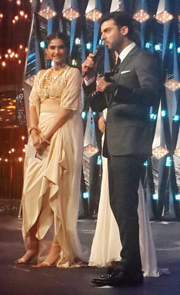 Sonam Kapoor presenting the award to Fawad Khan, Filmfare 2015