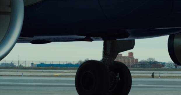 Россиянин заснял лопнувшее шасси аварийно севшего на Фукуоке самолета