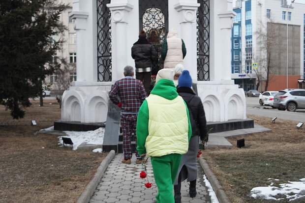 Иркутяне весь день 23 марта несли цветы к стихийному мемориалу в память о жертвах теракта