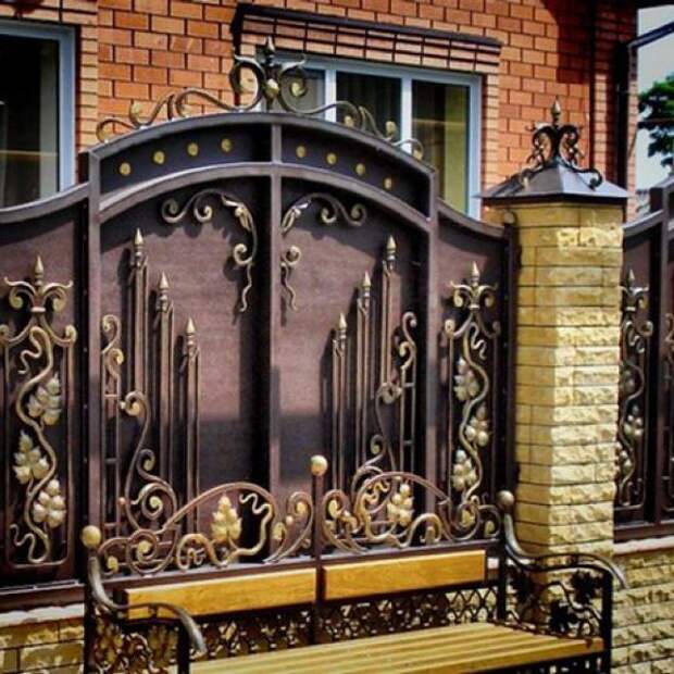 Кованые заборы: разновидности, преимущества и уход (102 фото)
