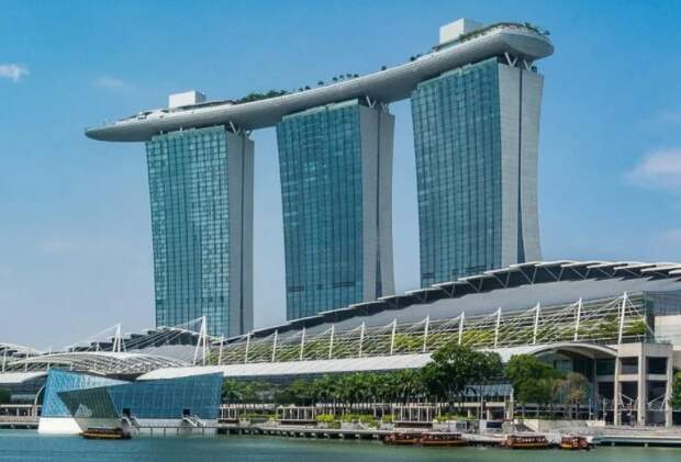 Marina Bay Sands представляет собой комплекс из трех башен в виде карточных колод / Фото: okoguide.com