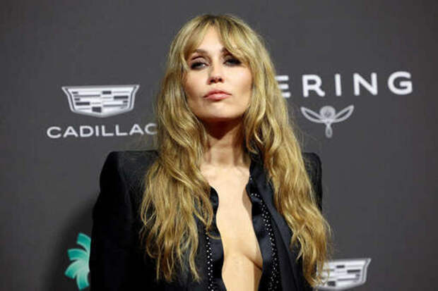 «Кольцо потрясающее!»: Майли Сайрус вышла в свет в образе, достойном $250 тысяч