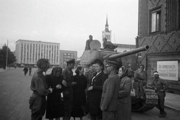 Таллинская операция 1944 года, проведённая 17 — 26 сентября с целью разгрома противника на территории Эстонии и освобождения Таллина, часть стратегической Прибалтийской операции 1944 года. Жители беседуют с советскими танкистами, освободившими Таллин.