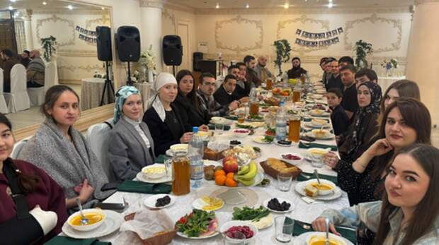 Ростовская диаспора устроила занимательный вечер: имам учил ростовскую молодежь "правильно" ужинать