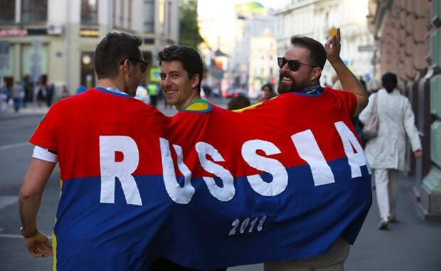 На фото: болельщики из Бразилии на улице Ильинка во время чемпионата мира по футболу FIFA 2018