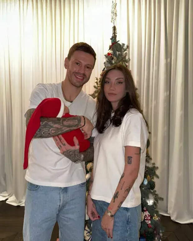 Фёдор Смолов и Карина Истомина с дочерью