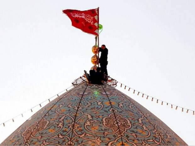 Красное Знамя Возмездия над куполом мечети Джамкаран в городе Кум в Иране как символ объявления войны