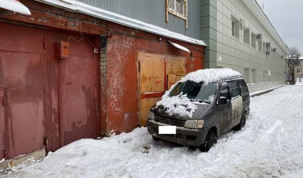 Упавший снег с крыши покорежил иномарку в Уфе