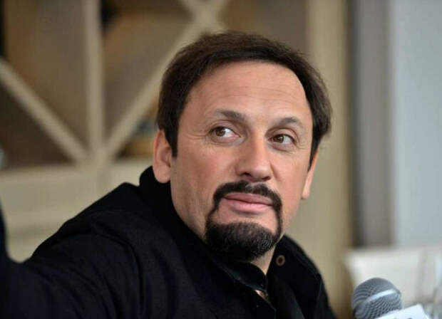 «Все трое выглядели счастливыми и расслабленными»: Стас Михайлов позировал с дочерьми-подростками