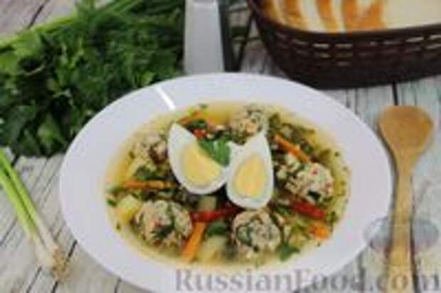 Фото к рецепту: Зелёный борщ с мясными фрикадельками, сладким перцем и томатной пастой