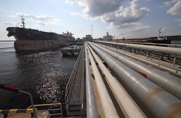Два ключевых порта России приостановили экспорт нефти. Ночью один из них атаковали беспилотники