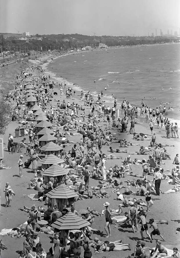 Пляж в Жданове. 1958 год