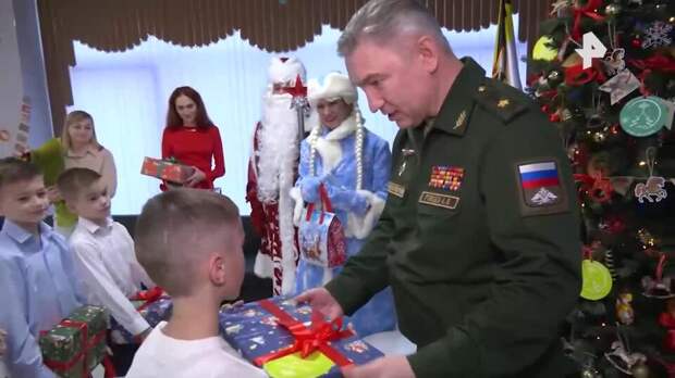 Начальник войск РХБЗ Ртищев исполнил мечты трех детей в рамках "Елки желаний"