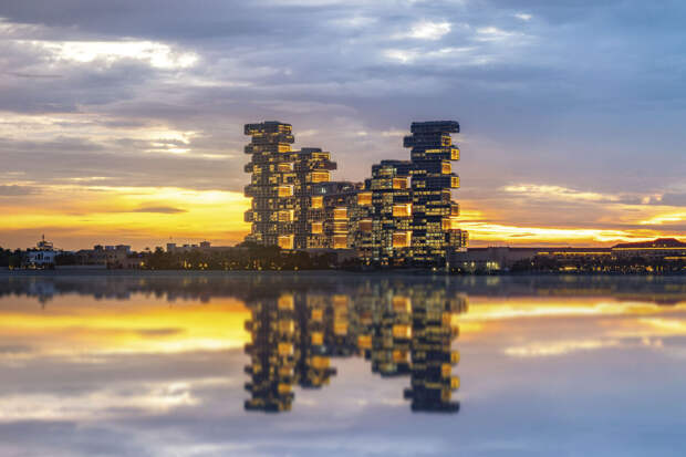 Mash: средства ПВО сбили иранскую ракету над отелем Atlantis The Royal в Дубае