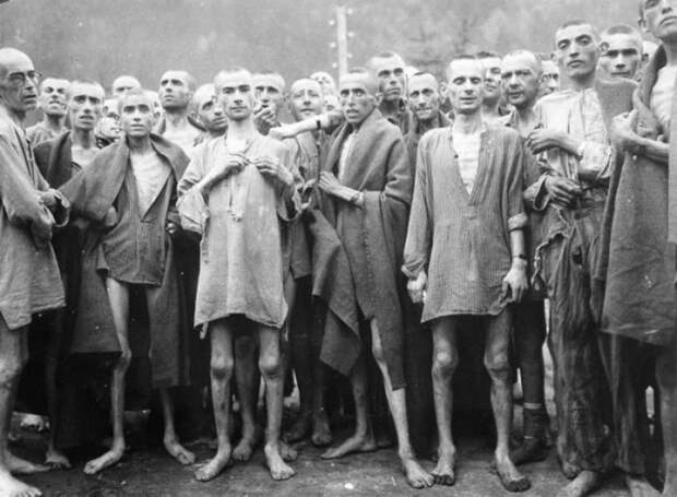 Измученные и истощенные заключенные в концентрационном лагере в Эбензее.
