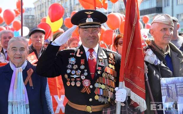 В Екатеринбурге появился "генерал ряженых войск", увешанный орденами и медалями времён ВОВ