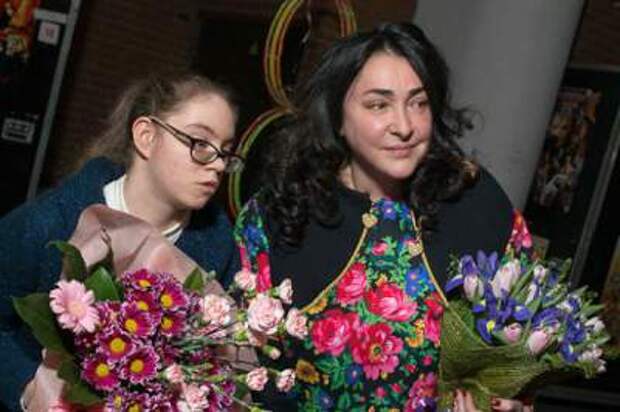 Картинки по запросу дочь Лолиты покидает Украину