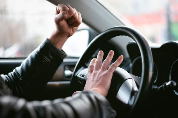 В Пермском крае бомж напал на пожилого таксиста и отнял его деньги и вещи