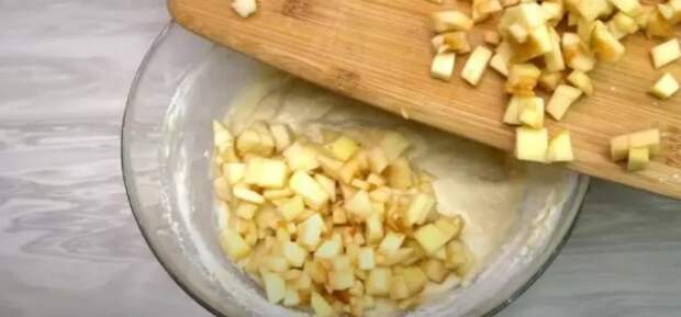 Яблочные пончики: трачу 15 минут (перемешиваю все ложкой и на сковородку). делюсь рецептом