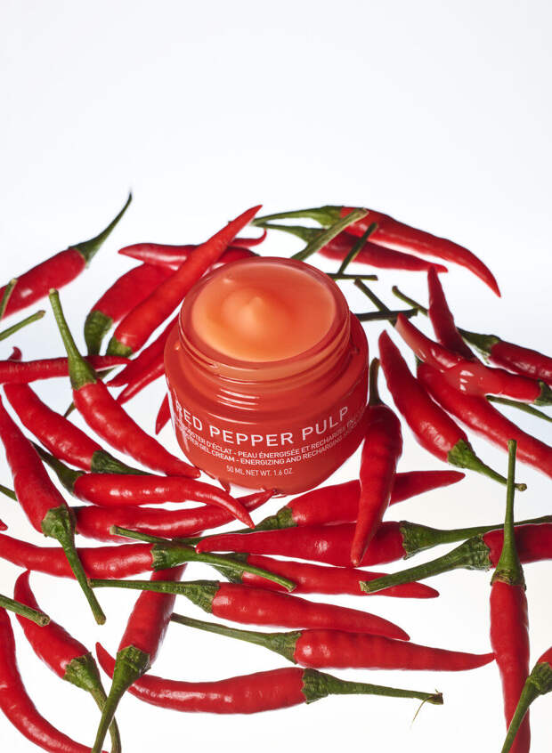 В  средствах Red Pepper от Erborian защиту кожи от HEV-излучения обеспечивают антиоксиданты и ниацинамид из красного перца и лакрицы. 