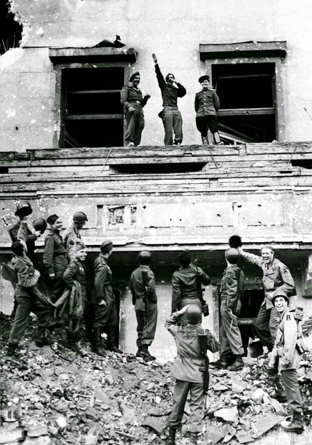 Солдаты союзников высмеивают Адольфа Гитлера на его знаменитом балконе в канцелярии в завоеванном Берлине. 6 июля 1945 г. история, ретро, фото
