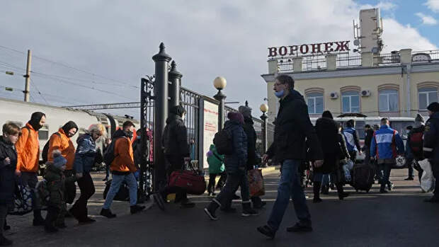 Жители Донбасса, прибывшие на железнодорожный вокзал Воронеж-1 Жители Донбасса, прибывшие на железнодорожный вокзал Воронеж-1