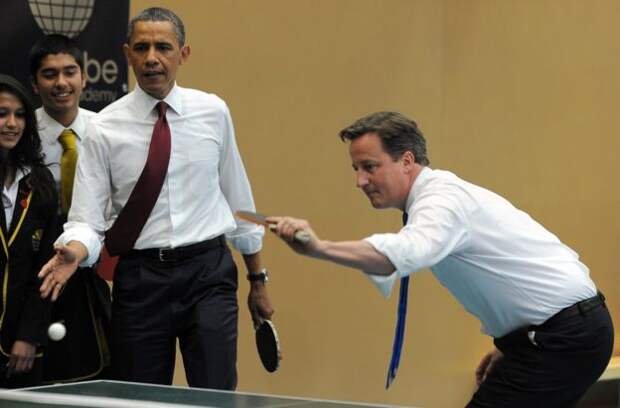 Обама и Кэмерон играют против студентов Globe Academy school во время визита американского президента в Лондон в 201 году.