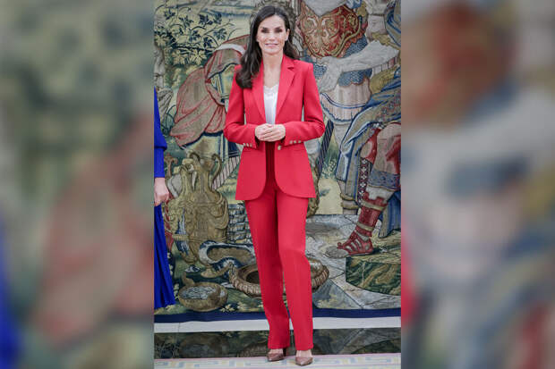 Королева Испании Летиция надела алый костюм с бельевым топом на аудиенцию во дворце