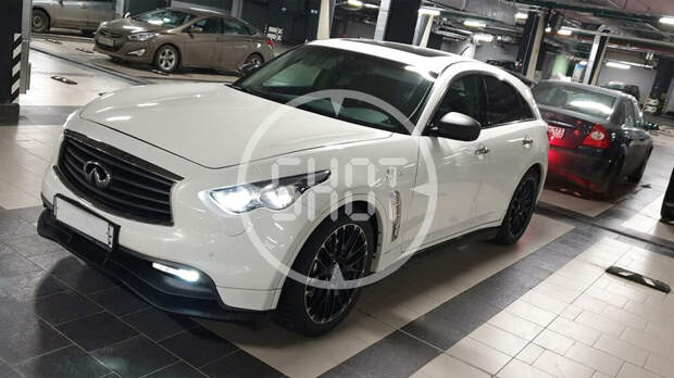 Инфинити FX50, 2013 (Vettel edition был разработан в BRABUS — эксклюзивные сборки) — стоимость 3 100 000 рублей. Фото © SHOT