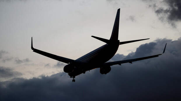 Самолет совершил аварийную посадку из-за остановки дыхания у младенца на борту