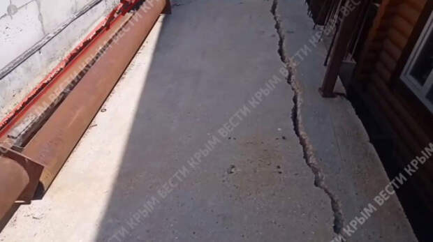 Многоэтажке в Алупке угрожает соседний «сползающий» дом