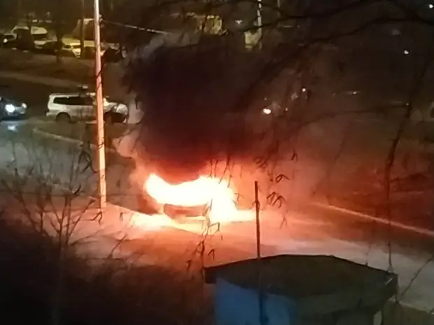 На Новоизмайловском сгорел Opel. Огнетушитель не помог