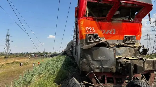 Очередная авария с поездом произошла сегодня в Волгоградской области. Пассажирский поезд, который следовал из Казани в Адлер, столкнулся с грузовиком.-4