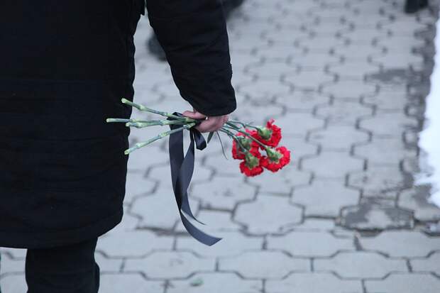 Иркутяне весь день 23 марта несли цветы к стихийному мемориалу в память о жертвах теракта