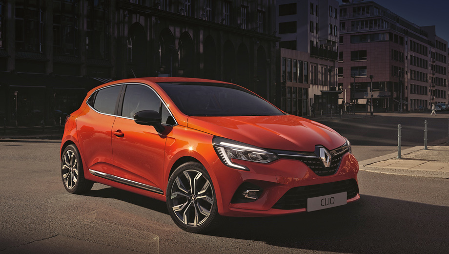 Renault clio. Светодиодные фары с C-образными огнями — базовое оснащение. Хотя пятидверка «унаследовала чувственные формы», новая платформа CMF-B внесла свои коррективы в размеры. Длина — 4048 мм (-14), ширина — 1798 (+66), — высота 1440 (-8). Величина колёсной базы не названа (было 2589 мм).
