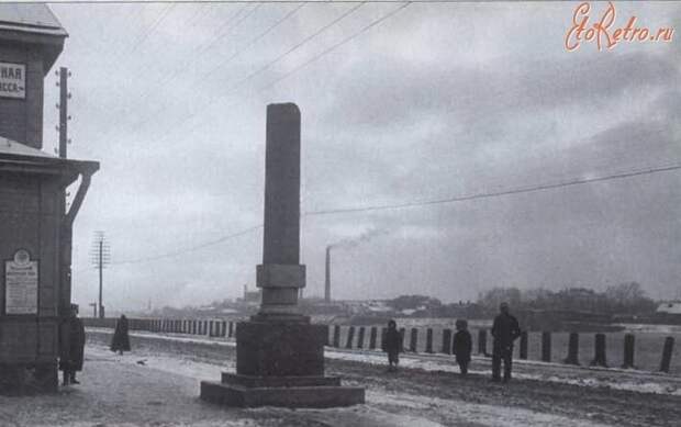Памятный знак на месте убийства В. Володарского. Открыт 1 декабря 1918 года. Разобран в 1925 году.