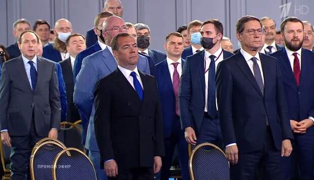 Политтехнолог: Медведева ожидает высокая должность