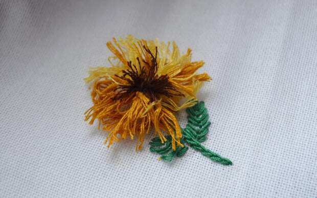 Вышивая эти цветочки, использую шпульку. Доступное милое украшение для одежды и не только