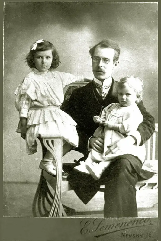 Валерий Львович Альбрехт с дочками Таней и Настей, из архива В. Л. Альбрехта 