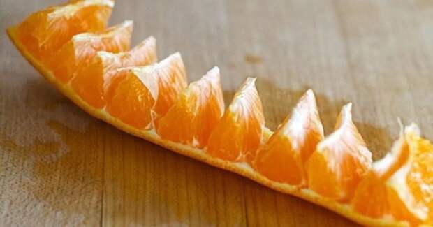 Нарезать апельсин можно не только красиво, но еще и удобно. /Фото: quicksilver.scoopwhoop.com