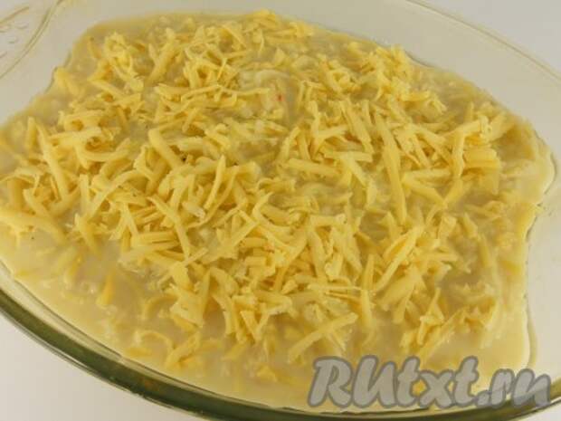 На мясо вылить картофельную массу. Посыпать сверху тертым сыром.
