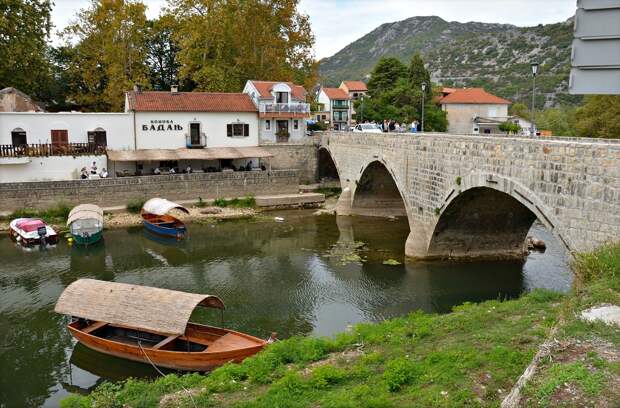 Городок Вирпазар может похвастаться арочными старинными мостами. Черногория