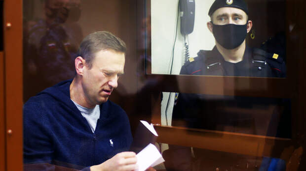 Суд над Навальным повторяет историю с Михаилом Ефремовым Суд над Навальным повторяет историю с Михаилом Ефремовым