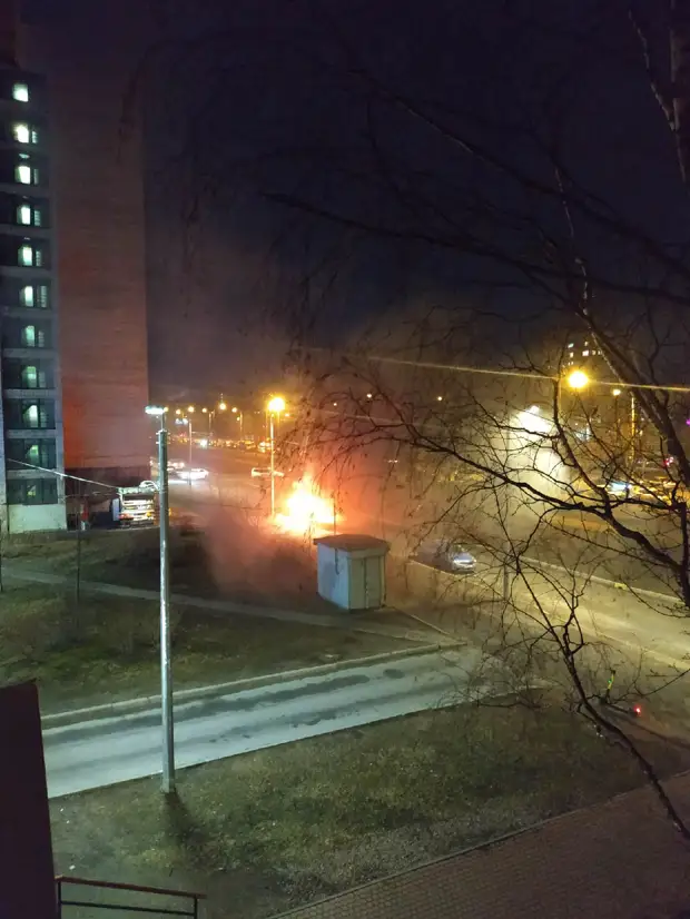 На Новоизмайловском сгорел Opel. Огнетушитель не помог