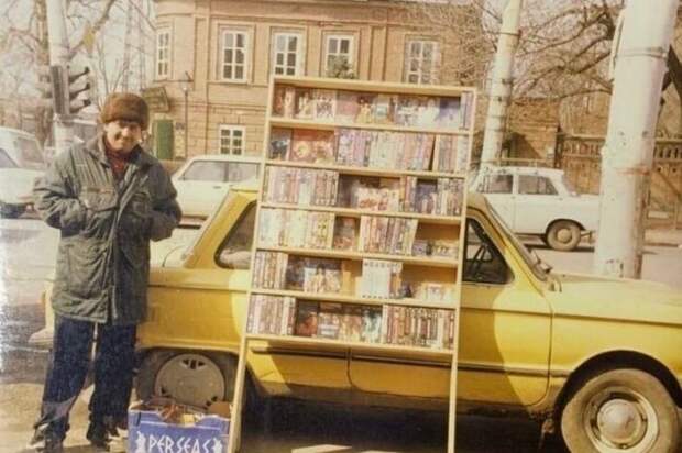 Мужчина продает фильмы на видеокассетах VHS. Таганрог, середина 90-х Мужчина продает фильмы на видеокассетах VHS. Таганрог, середина 90-х